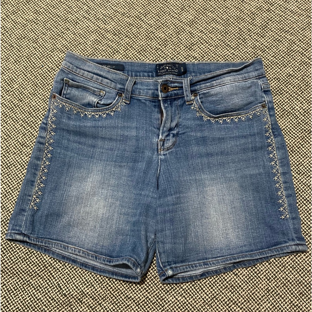 👢Lucky Brand Blue Jean Shorts Medium Wash
Size: 8 
good condition👍🏻